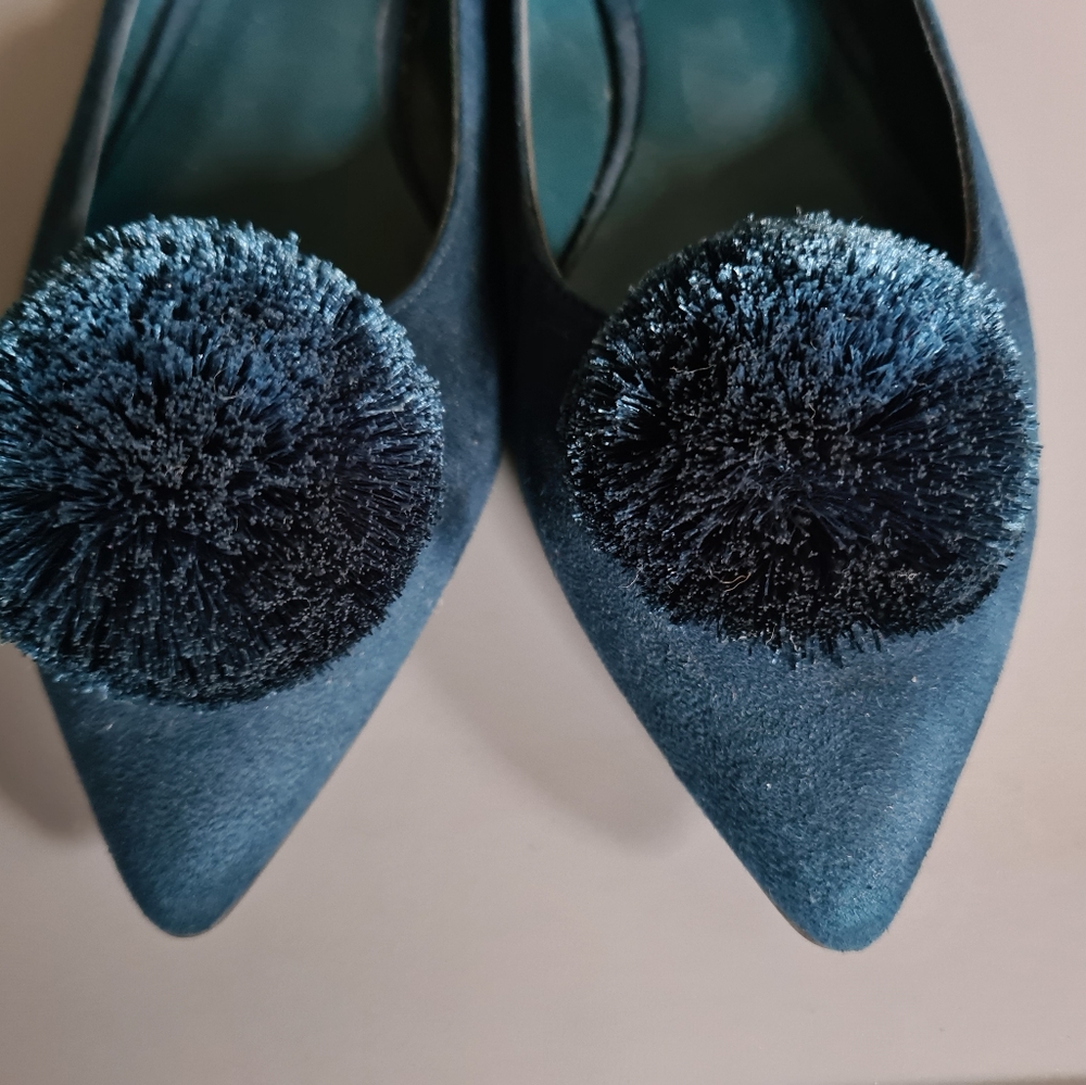 Charles and Keith green suede flats - Picture 2 of 7